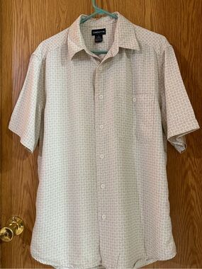 Claiborne Men’s Short Sleeve Button-Down Shirt in Light Beige Geometric